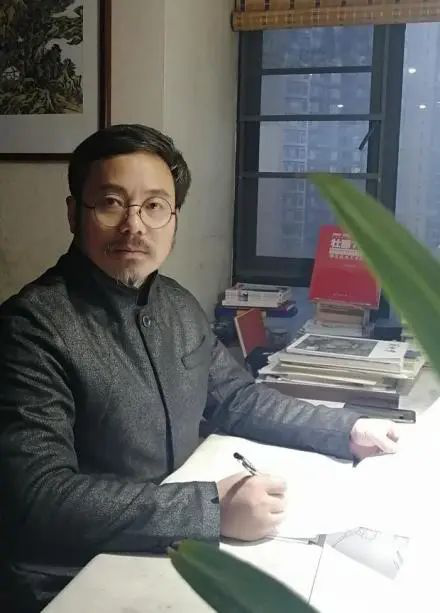 退役軍人蔣勇用畫(huà)筆作槍傳遞抗疫正能量-云南能投軍創(chuàng  )產(chǎn)業(yè)投資有限公司