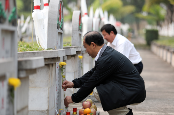 紅河州創(chuàng  )新祭掃形式做好疫情期間烈士祭掃工作-云南能投軍創(chuàng  )產(chǎn)業(yè)投資有限公司