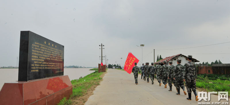 02.jpg 江西南昌縣:為防汛抗洪鑄起了一道“迷彩堤壩”-云南能投軍創(chuàng )產(chǎn)業(yè)投資有限公司