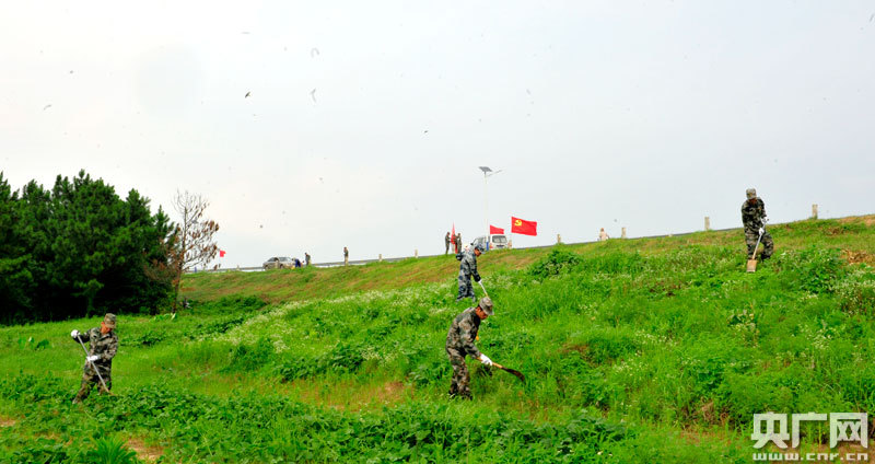 03.jpg 江西南昌縣:為防汛抗洪鑄起了一道“迷彩堤壩”-云南能投軍創(chuàng )產(chǎn)業(yè)投資有限公司