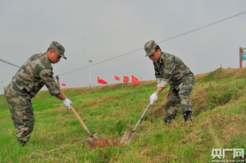 04.jpg 江西南昌縣:為防汛抗洪鑄起了一道“迷彩堤壩”-云南能投軍創(chuàng )產(chǎn)業(yè)投資有限公司