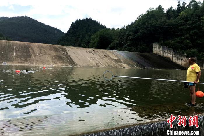 01.jpg 退伍軍人甘當義務(wù)救生員 十年救起多名溺水者-云南能投軍創(chuàng )產(chǎn)業(yè)投資有限公司