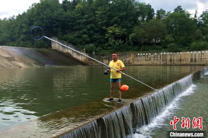 02.jpg 退伍軍人甘當義務(wù)救生員 十年救起多名溺水者-云南能投軍創(chuàng )產(chǎn)業(yè)投資有限公司