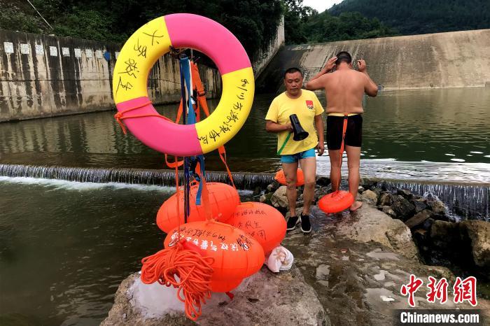 03.jpg 退伍軍人甘當義務(wù)救生員 十年救起多名溺水者-云南能投軍創(chuàng )產(chǎn)業(yè)投資有限公司