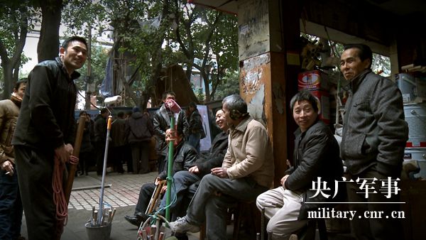 何苦：走進(jìn)山城“棒棒軍”，記錄負重前行的力量-云南能投軍創(chuàng  )產(chǎn)業(yè)投資有限公司