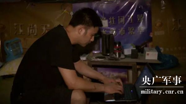 何苦：走進(jìn)山城“棒棒軍”，記錄負重前行的力量-云南能投軍創(chuàng  )產(chǎn)業(yè)投資有限公司