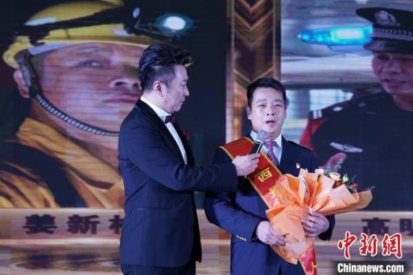 3.jpg 退伍老兵變身“技術(shù)達人” 發(fā)明避雷設備保障動(dòng)車(chē)行車(chē)安全-云南能投軍創(chuàng )產(chǎn)業(yè)投資有限公司