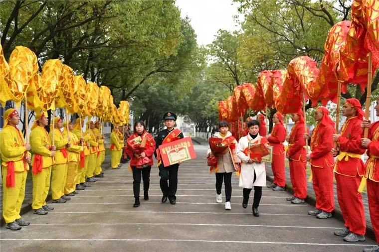 把喜報送軍屬 讓尊崇暖軍心-云南能投軍創(chuàng  )產(chǎn)業(yè)投資有限公司