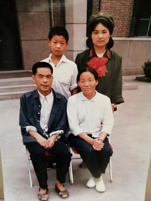 劉亞玲：“戰地女神”自主擇業(yè)，回到家鄉農村當“村醫”-云南能投軍創(chuàng  )產(chǎn)業(yè)投資有限公司