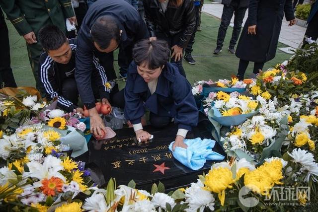 樸素的感動(dòng)！在王焯冉烈士墓前，我們遇到了他們……-云南能投軍創(chuàng  )產(chǎn)業(yè)投資有限公司