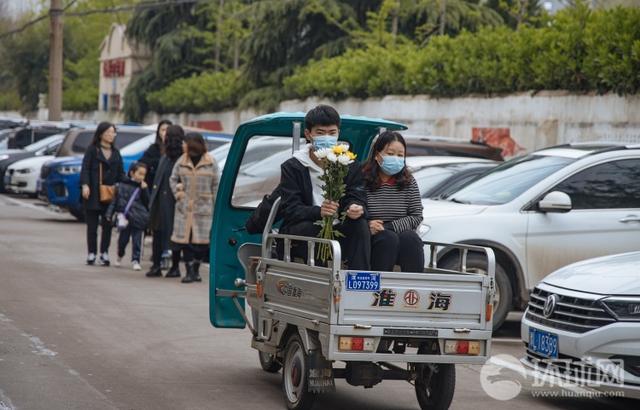 樸素的感動(dòng)！在王焯冉烈士墓前，我們遇到了他們……-云南能投軍創(chuàng  )產(chǎn)業(yè)投資有限公司