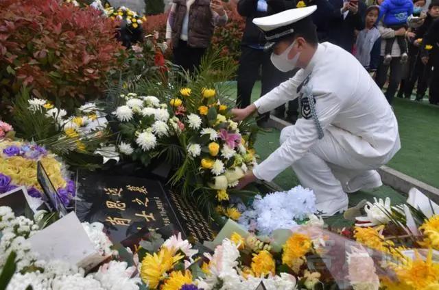 為國捐軀，國人銘記！數萬(wàn)群眾赴延津祭奠戍邊英烈肖思遠-云南能投軍創(chuàng  )產(chǎn)業(yè)投資有限公司