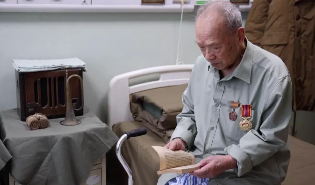 搪瓷缸、軍大衣……病房變“營(yíng)房” 只為喚醒他們的記憶-云南能投軍創(chuàng  )產(chǎn)業(yè)投資有限公司