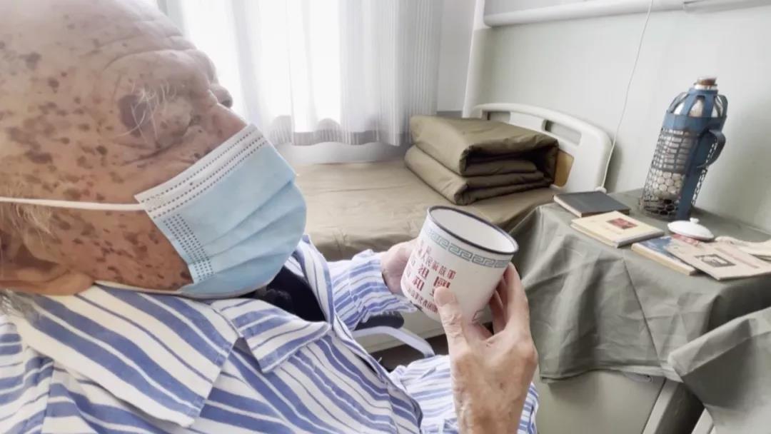 搪瓷缸、軍大衣……病房變“營(yíng)房” 只為喚醒他們的記憶-云南能投軍創(chuàng  )產(chǎn)業(yè)投資有限公司