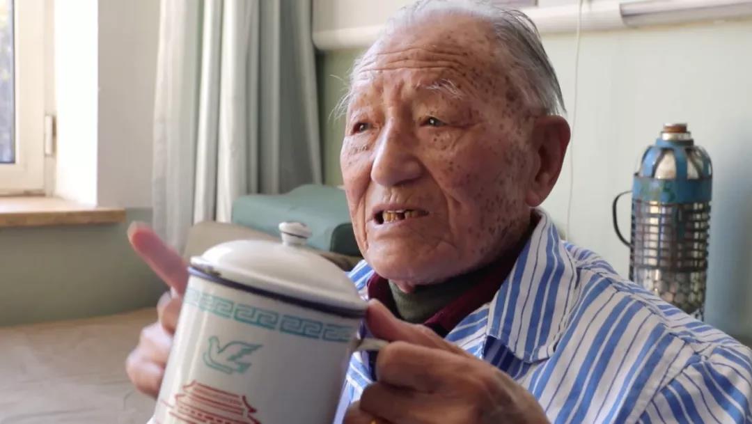 搪瓷缸、軍大衣……病房變“營(yíng)房” 只為喚醒他們的記憶-云南能投軍創(chuàng  )產(chǎn)業(yè)投資有限公司