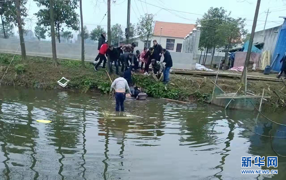 3分鐘救起一條生命 這個(gè)村第一書(shū)記“跳河”感動(dòng)村民-云南能投軍創(chuàng  )產(chǎn)業(yè)投資有限公司