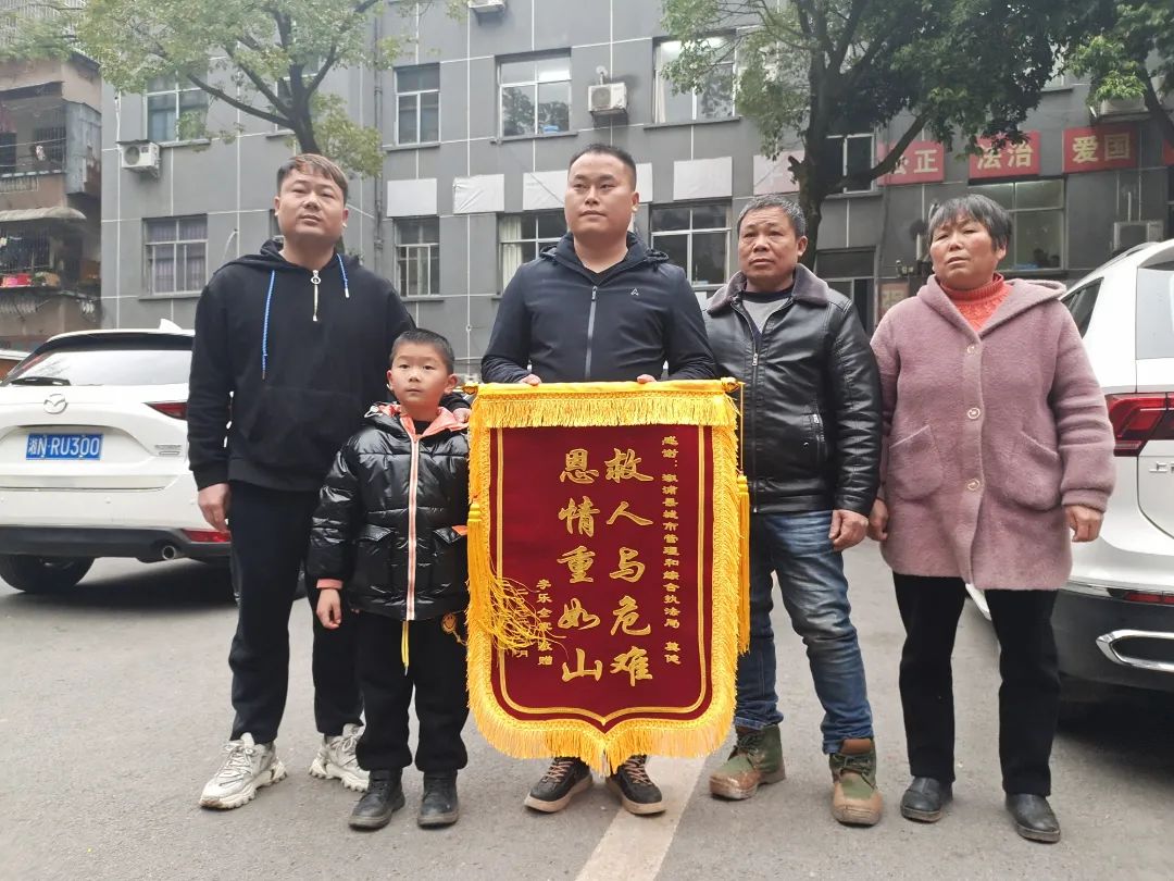 點(diǎn)贊！退役軍人跳入河中救出5歲兒童-云南能投軍創(chuàng  )產(chǎn)業(yè)投資有限公司