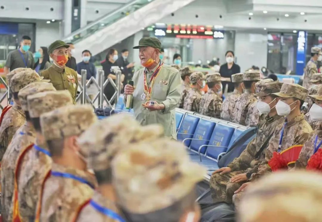 “重慶是座英雄的城市”！抗美援朝老兵寄語(yǔ)2022年春季新兵-云南能投軍創(chuàng  )產(chǎn)業(yè)投資有限公司