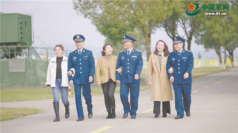 309c236f8c3b23a0a80460.jpg 生活周刊丨“三朵金花”的軍營(yíng)情緣-云南能投軍創(chuàng )產(chǎn)業(yè)投資有限公司