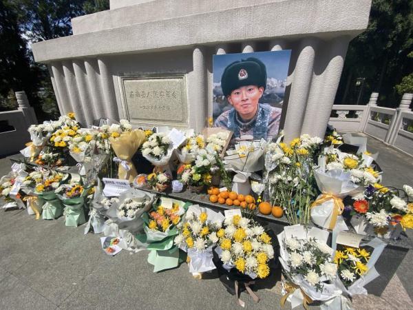 淚目！烈士陳祥榕墓前，擺滿(mǎn)了鮮花和他愛(ài)吃的橘子-云南能投軍創(chuàng  )產(chǎn)業(yè)投資有限公司