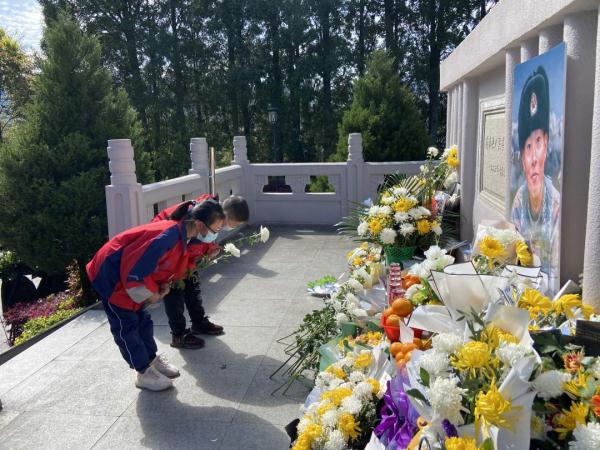 淚目！烈士陳祥榕墓前，擺滿(mǎn)了鮮花和他愛(ài)吃的橘子-云南能投軍創(chuàng  )產(chǎn)業(yè)投資有限公司