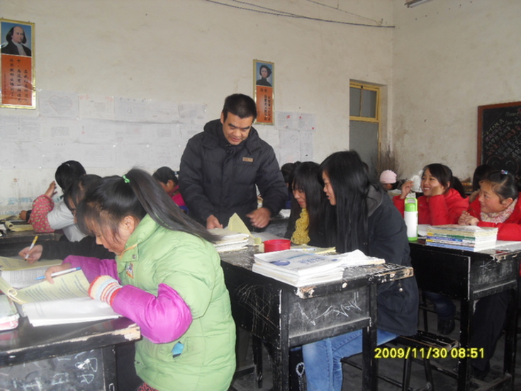 被質(zhì)疑“出風(fēng)頭”“作秀”的參戰老兵，堅持義務(wù)支教十余年-云南能投軍創(chuàng  )產(chǎn)業(yè)投資有限公司