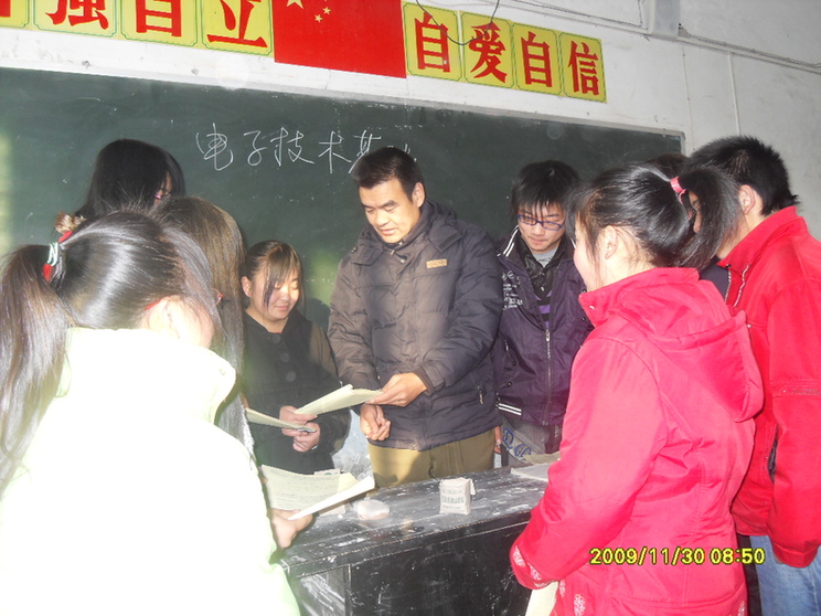 被質(zhì)疑“出風(fēng)頭”“作秀”的參戰老兵，堅持義務(wù)支教十余年-云南能投軍創(chuàng  )產(chǎn)業(yè)投資有限公司