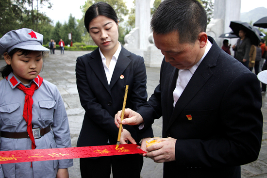 共青團中央宣傳部、退役軍人事務(wù)部宣傳中心聯(lián)合全國多地英雄烈士紀念設施開(kāi)展
2022年“清明祭英烈”主題紀念活動(dòng)——12小時(shí)慢直播 云端寄哀思-云南能投軍創(chuàng  )產(chǎn)業(yè)投資有限公司