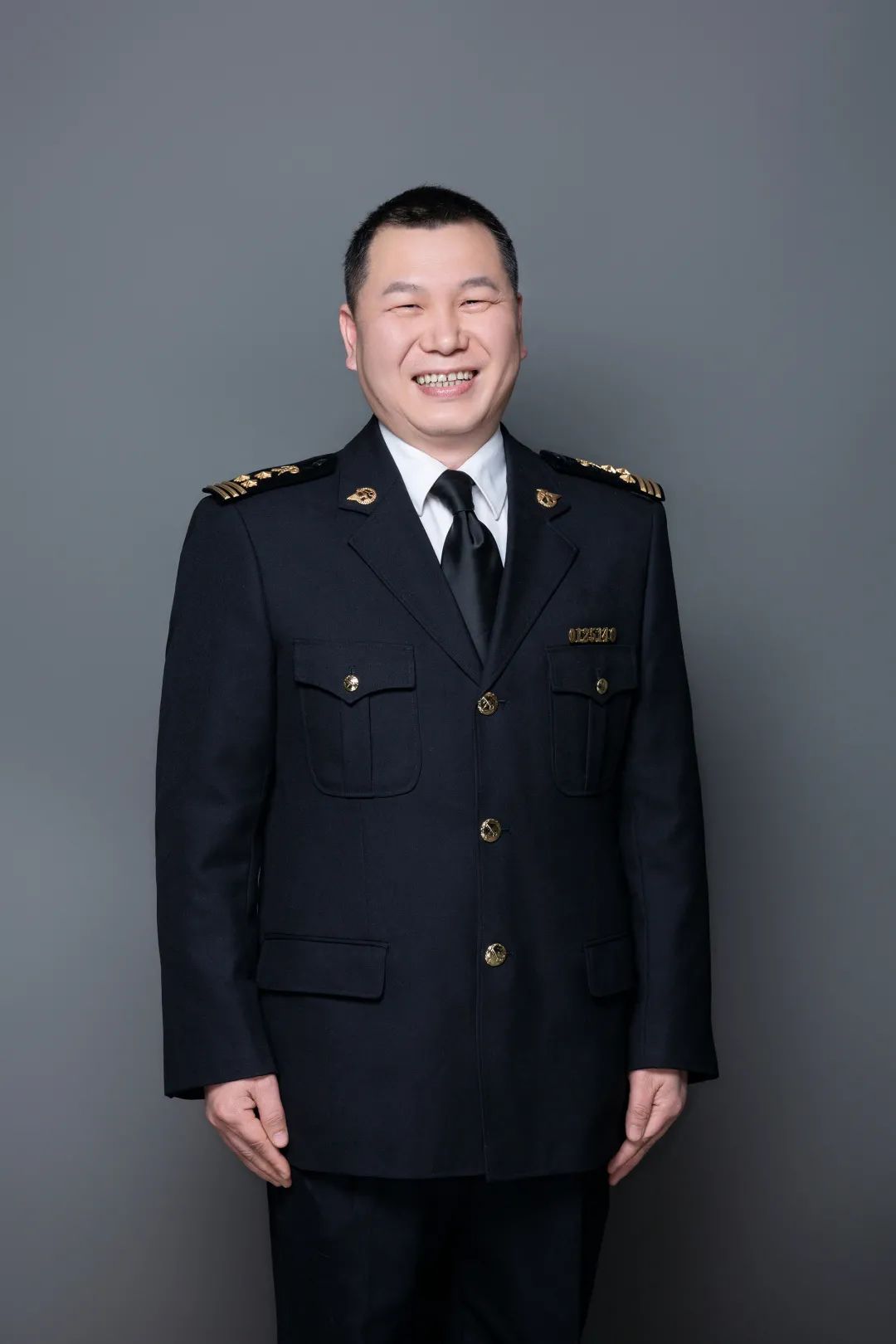 了不起的退役軍人丨40歲從軍醫“跨界”到海關(guān)，他竟還能年年拿第一！-云南能投軍創(chuàng  )產(chǎn)業(yè)投資有限公司