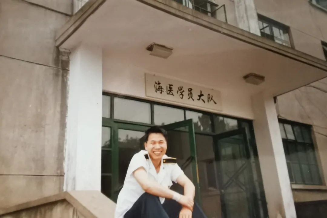 了不起的退役軍人丨40歲從軍醫“跨界”到海關(guān)，他竟還能年年拿第一！-云南能投軍創(chuàng  )產(chǎn)業(yè)投資有限公司