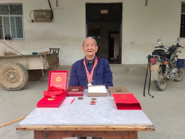 李德金：一顆“紅心”在他101歲的身體里，永遠發(fā)光-云南能投軍創(chuàng  )產(chǎn)業(yè)投資有限公司