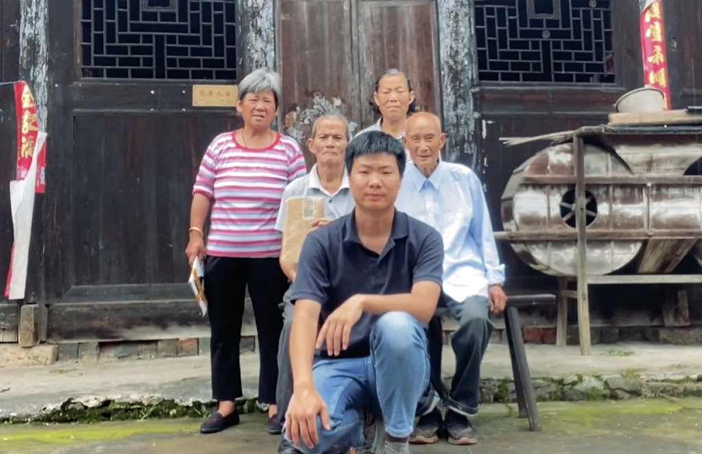 10.png 小伙花1500元買(mǎi)張遺照竟是湖南烈士-云南能投軍創(chuàng )產(chǎn)業(yè)投資有限公司