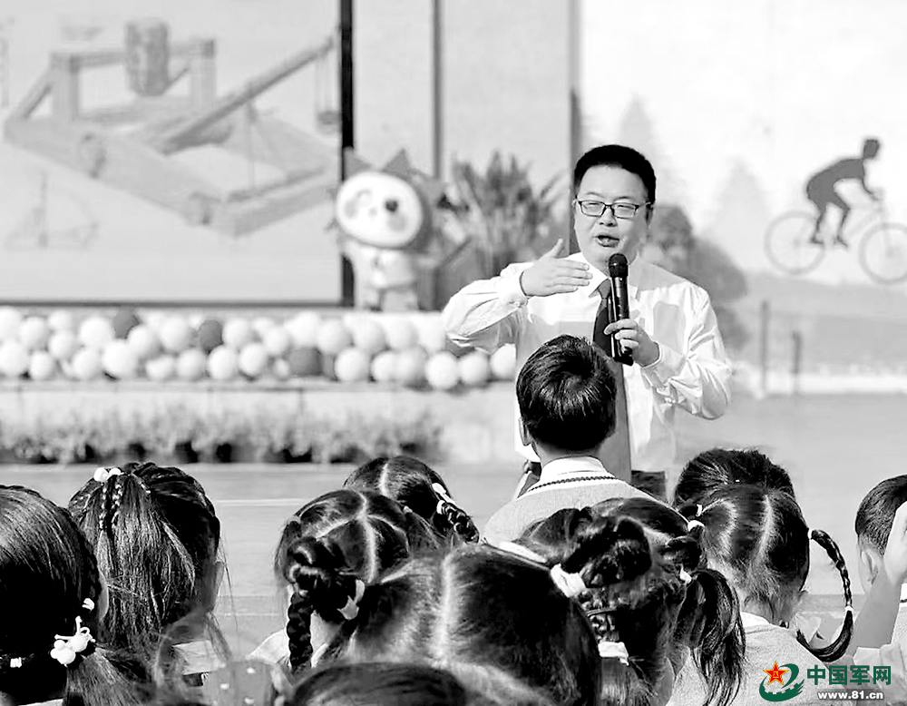 “老兵永遠跟黨走”系列報道
“兵教師”田華——為國防長(cháng)城添磚加瓦-云南能投軍創(chuàng  )產(chǎn)業(yè)投資有限公司