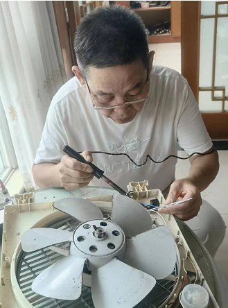 天有一雙手——記軍休干部吳建德義務(wù)為民服務(wù)11年-云南能投軍創(chuàng  )產(chǎn)業(yè)投資有限公司