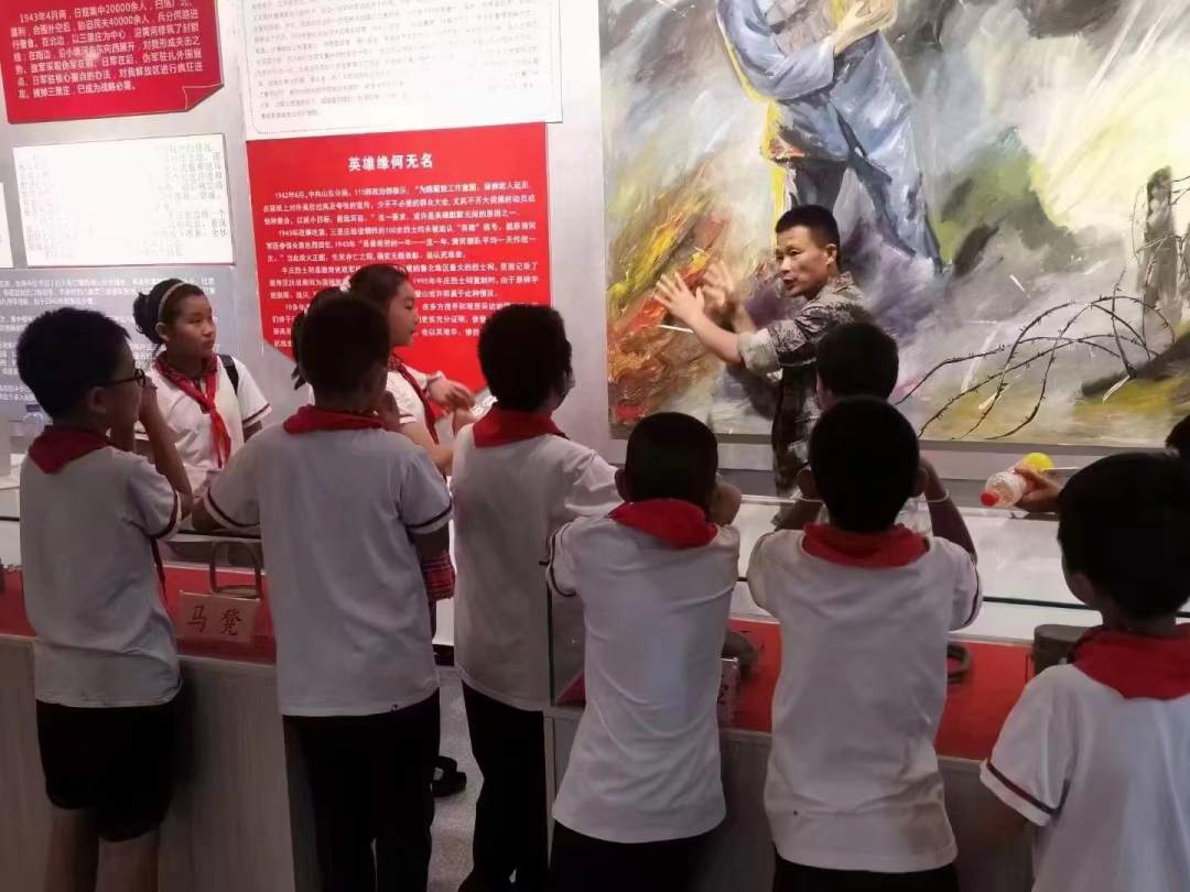 1661760889992898.jpeg 百余名退役軍人“半晌講臺” 上傳承紅色文化-云南能投軍創(chuàng )產(chǎn)業(yè)投資有限公司