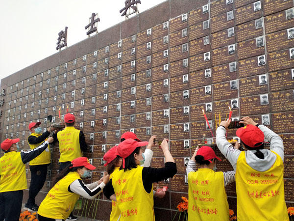 “雷鋒精神”閃耀邊關(guān)——廣西崇左市退役軍人志愿服務(wù)隊為烈士親屬服務(wù)代祭掃記事-云南能投軍創(chuàng  )產(chǎn)業(yè)投資有限公司