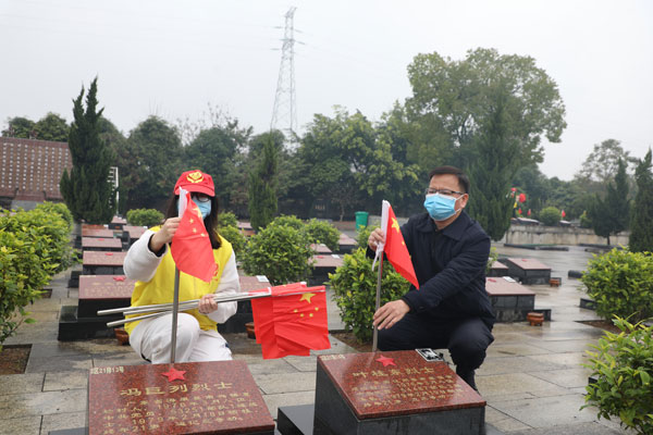 “雷鋒精神”閃耀邊關(guān)——廣西崇左市退役軍人志愿服務(wù)隊為烈士親屬服務(wù)代祭掃記事-云南能投軍創(chuàng  )產(chǎn)業(yè)投資有限公司