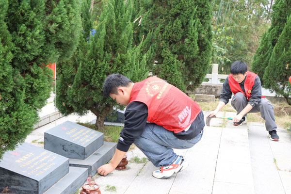 “雷鋒精神”閃耀邊關(guān)——廣西崇左市退役軍人志愿服務(wù)隊為烈士親屬服務(wù)代祭掃記事-云南能投軍創(chuàng  )產(chǎn)業(yè)投資有限公司