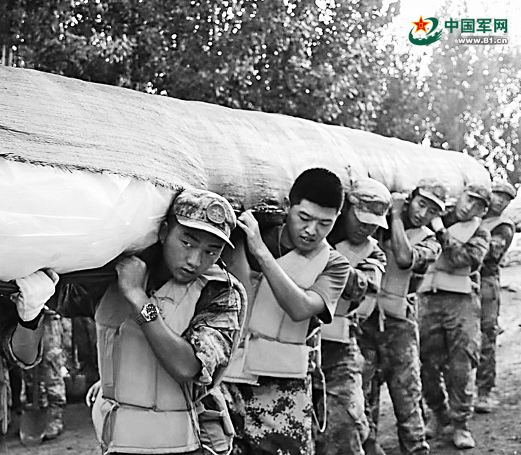 老兵“歸隊”：退役軍人積極參與防汛救災-云南能投軍創(chuàng  )產(chǎn)業(yè)投資有限公司