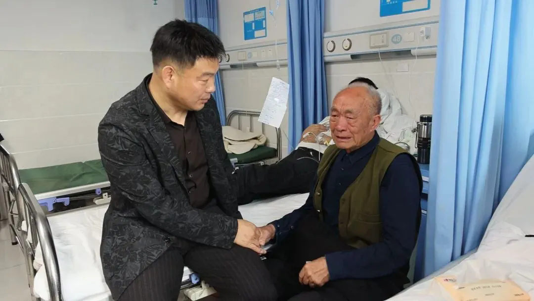 （退役軍人風(fēng)采）死死頂住失控車(chē)輛的他是退役軍人！-云南能投軍創(chuàng  )產(chǎn)業(yè)投資有限公司